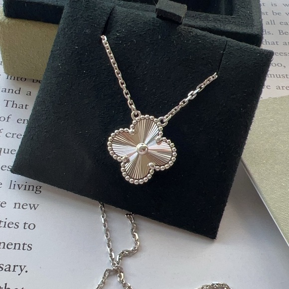 VAN CLEEF ARPELS Vintage Alhambra Necklace 18K - Picture 3 of 4